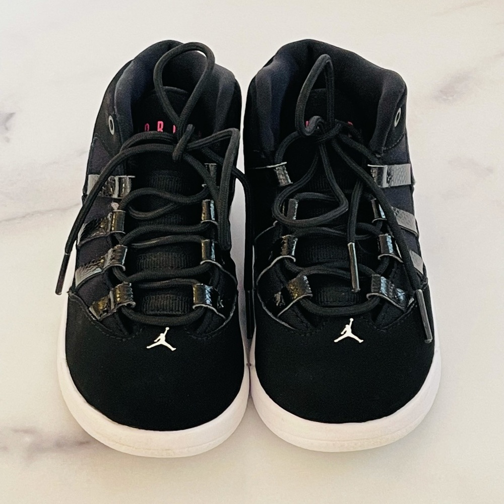 Jordan Max Aura Girls Size 10 - Black White & Pink